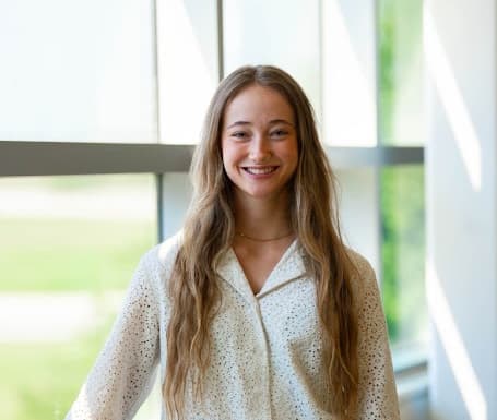headshot of Kira Voelker